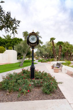 Scottsdale, AZ - 3 Aralık 2019 Scottsdale Şehir Merkezi Alışveriş Merkezi Saat Parkı 'ndaki Rotary Clock tarihi Howard Post Saat Tasarımı' na dayanmaktadır..