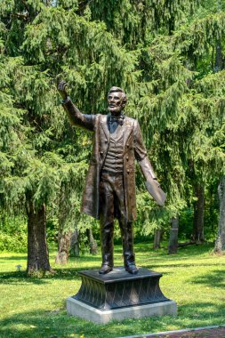 Valley Forge, PA - 3 Temmuz 2020: Başkan Lincoln Gettysburg Hitabesi heykeli Stan Watts tarafından Onur Korusu 'nun girişindeki Özgürlük Vakfı' na teslim ediliyor..