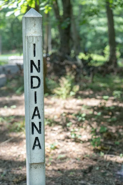 インディアナ州の名前が刻まれ 公園の外に白を描いた木のポストに黒を描いた — ストック写真