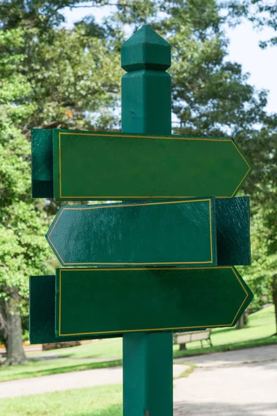 Letrero Madera Verde Con Letreros Vacíos Que Apuntan Hacia Izquierda —  Fotos de Stock