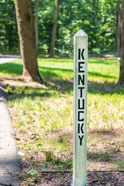 Název Státu Kentucky Vyrytý Natřený Černě Dřevěném Sloupku Natřeném Venku — Stock fotografie