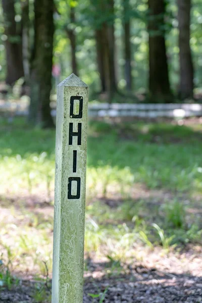 Název Státu Ohio Vyrytý Natřený Černě Dřevěném Sloupku Natřeném Bíle — Stock fotografie