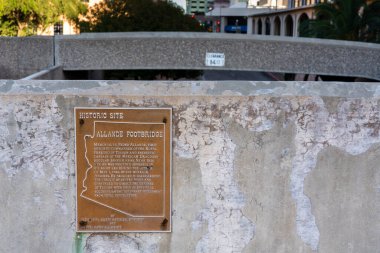Tucson, AZ - 26 Kasım 2019: Allande Footbridge tarihi işareti Batı Pennington Caddesi üzerindeki bir köprüde ve Pedro Allande 'nin 1782 yılında Apaçi savaşçılarına karşı Presidio savunmasını anlatıyor..