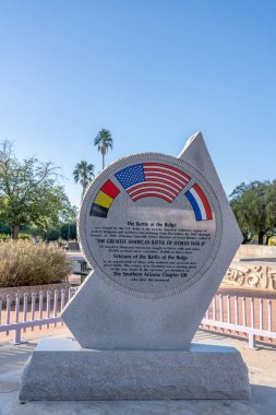 Tucson, AZ - 26 Kasım 2019: Presidio Park 'ta 2. Dünya Savaşı' nda Bulge Muharebesi gazileri için taş anıtın arka tarafı.