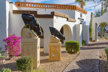 Carefree, AZ - 2 Aralık 2019: J. Michael Wilson 'ın iki bronz at başlı heykeli 