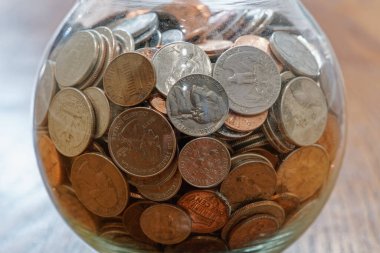 Hırpalanmış cam ucu ya da bağış kavanozu çok miktarda cep harçlığı topluyor
