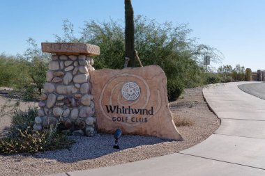 Chandler, AZ - 1 Aralık 2019 'da Güneybatı çöl manzaralı Wild Horse Geçidi' nde bulunan Kasırga Golf Kulübü 'nün iki sahası vardır: Şeytani Pençe ve Kedikuyruğu.
