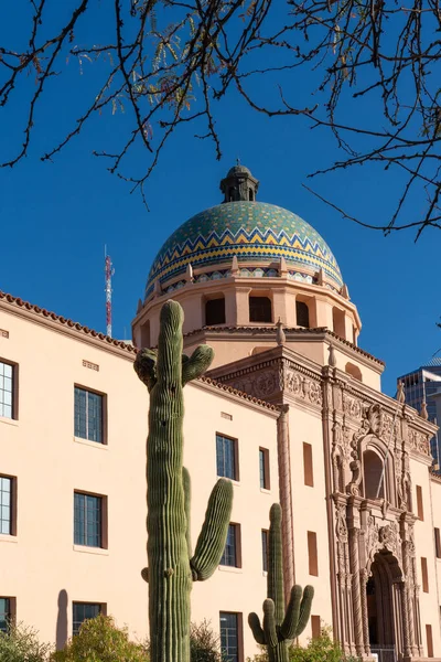 Mission Revival 'daki eski Pima County Adliyesi' nin renkli manzarası ve Tucson 'daki Roy Place' in İspanyol Koloni tarzı, önünde mozaik kubbe ve kaktüs olan AZ.
