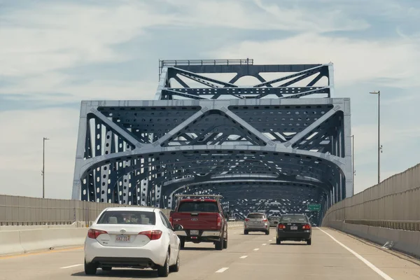 Somerset, Massachusetts - 10 Haziran 2019: 195 numaralı yolda Charles M. Braga Jr. Anma Köprüsü 'nün doğuya bakan manzarası Somerset ve Fall River arasındaki Taunton Nehri' ni geçiyor..