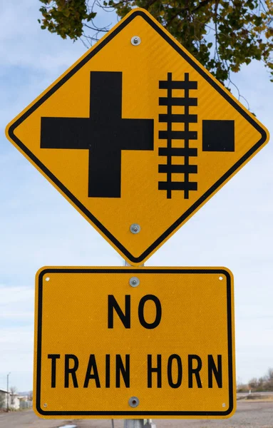 Kein Hupschild Einem Bahnübergang Mit Symbolen Für Gleise Und Fahrbahn — Stockfoto