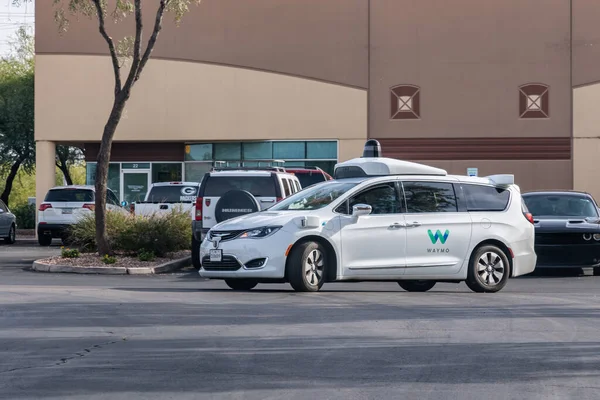 Chandler, AZ - 2 Aralık 2019: Waymo kendi kendine giden araç Chandler deposunun otoparkından geçmiş..
