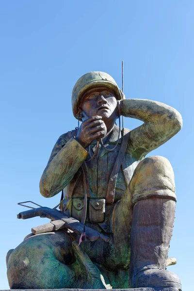 Phoenix, AZ - 30 Kasım 2019: Navajo-Ute heykeltraşı Oreland C. Joe tarafından tasarlanan Navajo Kod Konuşmacıları 'nın üç metrelik bronz heykel anıtı, Meclis Binası yakınlarındaki Wesley Bolin Plaza' da bulunuyor..