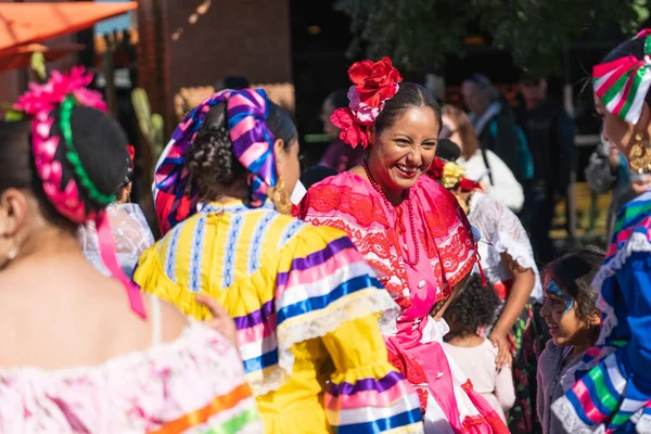 Phoenix, AZ - 30 Kasım 2019: Yerel halk dansları grubu Open Air Farmers Market 'te geleneksel Meksika dansları yapıyor.