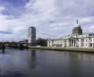 Dublin, İrlanda 'daki Liffey Nehri' nin kuzey rıhtımının manzarası. Arka planda Özgürlük Salonu ve önde de Gümrük Dairesi..