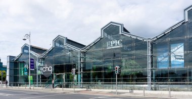 İrlanda 'nın Dublin Rıhtımı' ndaki CHQ binası, İrlanda diasporasının hikayesini anlatan interaktif bir müze olan Epic Museum 'a ev sahipliği yapıyor..  
