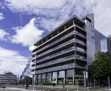  Dublin, İrlanda 'daki Liffey Nehri' nin kuzey rıhtımındaki Spencer Rıhtımı 'ndaki Pricewaterhouse Cooper (PWC) ofisleri..