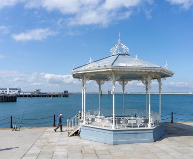 Doğu İskelesi, Dun Laoghaire, Dublin, İrlanda 'daki yenilenmiş orkestra stanesi ve güneş sığınağı. Aslen 1890 'da inşa edilmiş ve işlenmiş ve dökme demirden yapılmış.. 