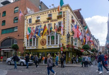 Dublin, İrlanda 'daki Temple Bar' daki Oliver St. John Gogarty Pub geleneksel İrlanda müziği için popüler bir yerdir. Bu çok yoğun turistik bölgede.