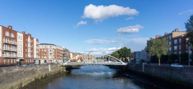 Liffey Nehri üzerindeki James Joyce köprüsü, Dublin, İrlanda, kuzey tarafındaki Blackhall Place 'e güney rıhtımlarını birleştiriyor. 2003 yılında açıldı ve İspanyol mimar Santiago Calatrava tarafından tasarlandı..