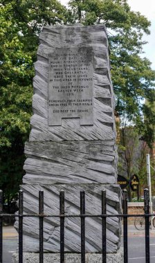 Mount Street Köprüsü 'ndeki anıt, Dublin, İrlanda' da, İrlandalı isyancıların İngiliz birliklerine ağır kayıplar verdiği Mount Street Savaşı anısına..