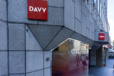 Dawson Caddesi, Dublin 'deki J & E Davy' nin ofisleri. Davy İrlanda 'nın en büyük borsacısı..