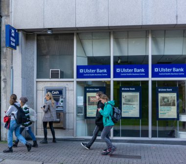 Suffolk Caddesi, Dublin, İrlanda 'daki Ulster Bank şubesinden ATM' den para çeken bir kadın..