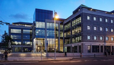 Georges Quay, Dublin, İrlanda 'daki IGQ Ofisi geliştirmesi, Dublin Rıhtımı' na yakın beş katlı bir bina..