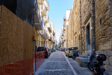 Celafu, Sicilya 'nın renkli yan sokaklarından biri de bu balkonlarda kıyafetlerin havalandırıldığı yerleşim alanı..