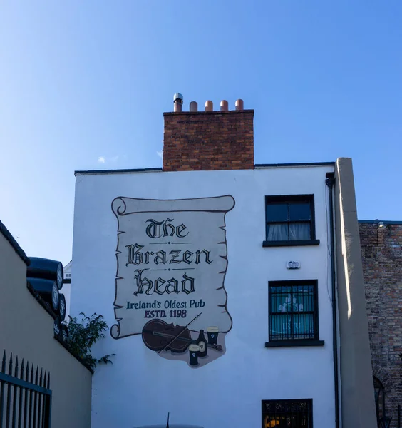 Brazen Head Bar, Dublin, İrlanda 'daki tabela, İrlanda' nın en eski barı olarak 1198 yılına kadar uzanan soyunu gururla beyan ediyor..