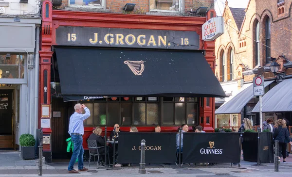  Grogans Şatosu Lounge, Sth William Street Dublin, İrlanda, bir zamanlar edebi ve sanatsal bir set olarak tanınan Dublin 'in en popüler barlarından biridir..