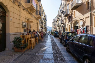 Sicilya 'da Cefalu' da açık hava yemeği. Kasabada bar ve restoranlarla dolu bir sürü ara sokak var.., 