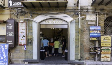 Müşteriler Santa Lucia Gelateria 'da dondurma, Cefalu, Sicilya' da dondurma dükkanı seçiyor..