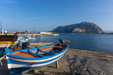 Mondello, Sicilya 'daki küçük limanda Pellegrino Dağı arka planda..