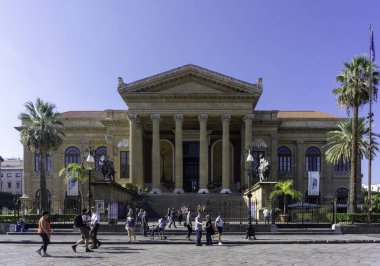 Piazza Verdi, Palermo, Sicilya 'da yer alan bir opera binası olan Teattro Massimo, Avrupa' nın en büyük üçüncü opera binasıdır ve 1897 yılında tamamlanmıştır..