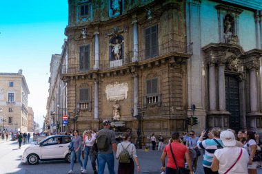 Palermo 'nun ünlü Quattro Canti' sinin batı köşesi, Four Corners Plaza. 17. yüzyıldan kalma, ikinci kattaki heykel İspanya 'dan 3. Felipe...
