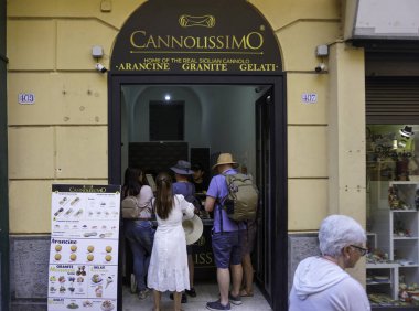 Cannoli için kuyrukta bekleyen İtalyan hamur işleri gerçek cannolo 'nun evi olduğunu iddia eden Cannolissimo' nun bir kolu olan Sicilya adasından geliyor..