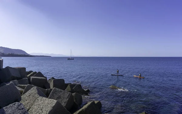 Large Cefalu Sicile Deux Hommes Pagayent Dans Les Eaux Bleues — Photo