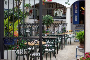 Portekiz, Loule 'daki Cafe Q' nun avlu girişi.