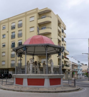 Portekiz, Loule 'un merkezindeki bando tezgahında bir bandonun heykeli..  