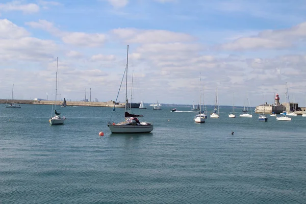 Dun Laoghaire Harbour Dublín Irlanda Con Bahía Dublín Fondo —  Fotos de Stock