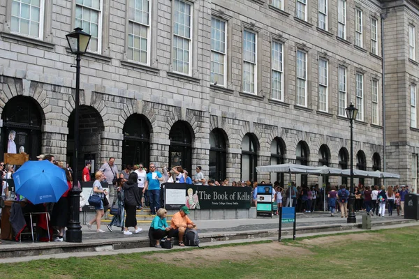 Cola Para Ver Libro Kells Trinity College Dublín Irlanda Escrito —  Fotos de Stock