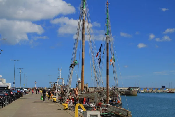 Una Mañana Ocupada Muelle Oeste Howth Irlanda Con Gente Luchando —  Fotos de Stock