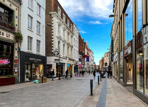 Grafton Caddesi, Dublin, İrlanda Mart 2020 'de Cuma akşamı saat 5' te. Normalde İrlanda 'nın en işlek perakende caddelerinden biridir. Corona virüsü tavsiyesi yüzünden neredeyse terk edilmiş durumda..