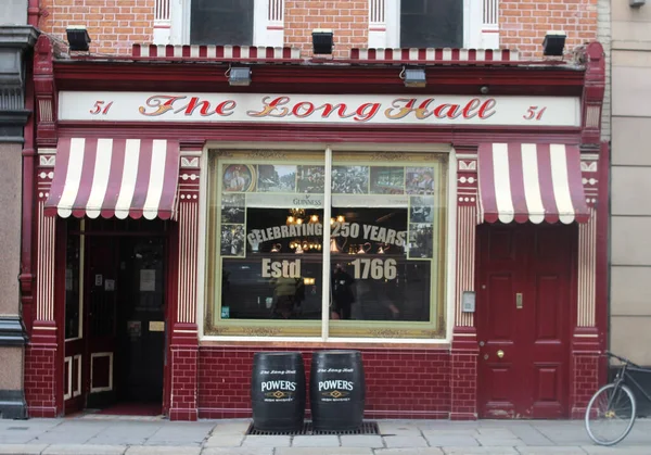 Dublin 'in en eski barlarından biri olan The Long Hall, İrlanda' nın South Great Georges Caddesi 'nde 1766 yılına kadar uzanan bir Viktorya dönemi binasıdır..