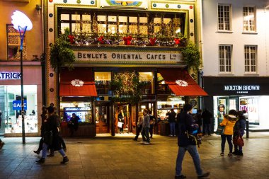 Grafton Caddesi, Dublin, İrlanda 'daki Bewleys Oriental Cafe' nin girişi.,