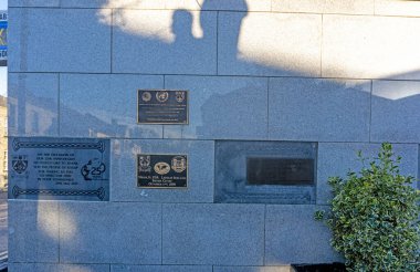 Leixlip, İrlanda 'daki Plaza bölgesinde. 1989, 1. Dünya Savaşı ve İrlanda Savunma Kuvvetleri 'nin gelişi de dahil olmak üzere çeşitli plaketlerde önemli olaylar yaşanıyor..  