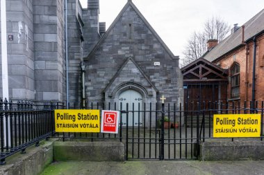 İrlanda 'daki 2020 genel seçimlerine hazır, Dublin' deki James Street 'te bir sandık merkezi..