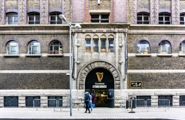 İrlanda 'nın en popüler turistik mekanı Guinness Deposu' nun girişi..