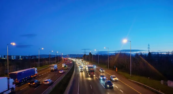 Dublin, İrlanda 'daki M50 otoyolu, yoğun bir cuma akşamı..