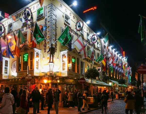 Temple Bar 'daki Oliver St. John Gogarty Pub, Dublin, İrlanda' nın en büyük turistik mekanı., .  